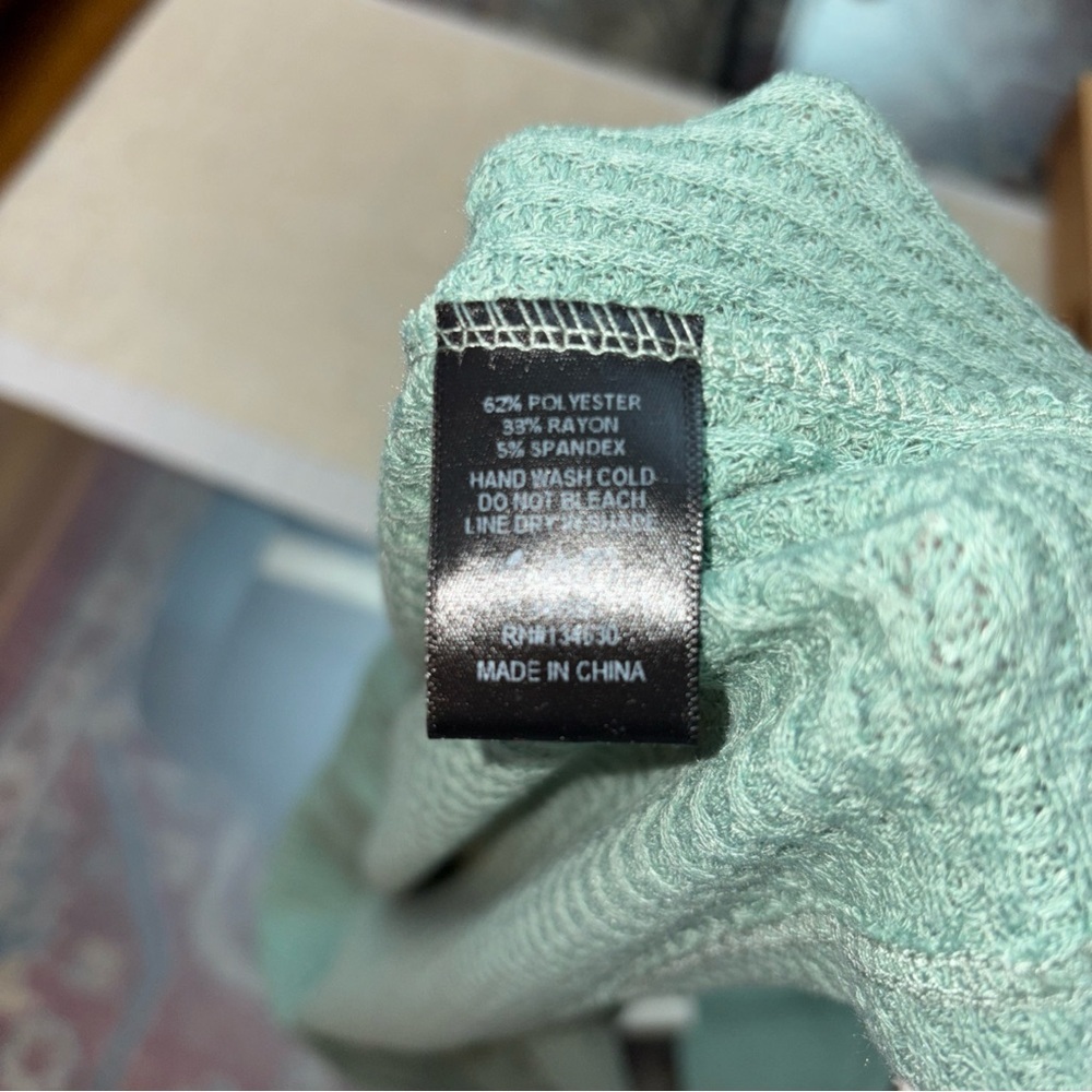 Elegant Green Turtleneck Sweater - Picture 7 of 7